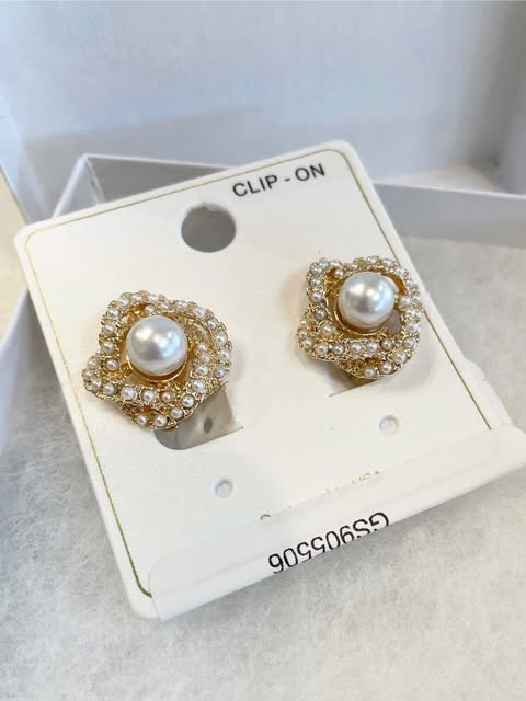 PEARL FLOWER CLIP ON EARRINGS